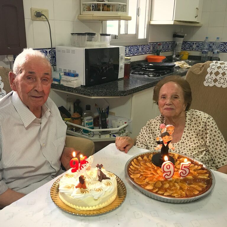 Antonio y Concha, con 95 años, en su cocina